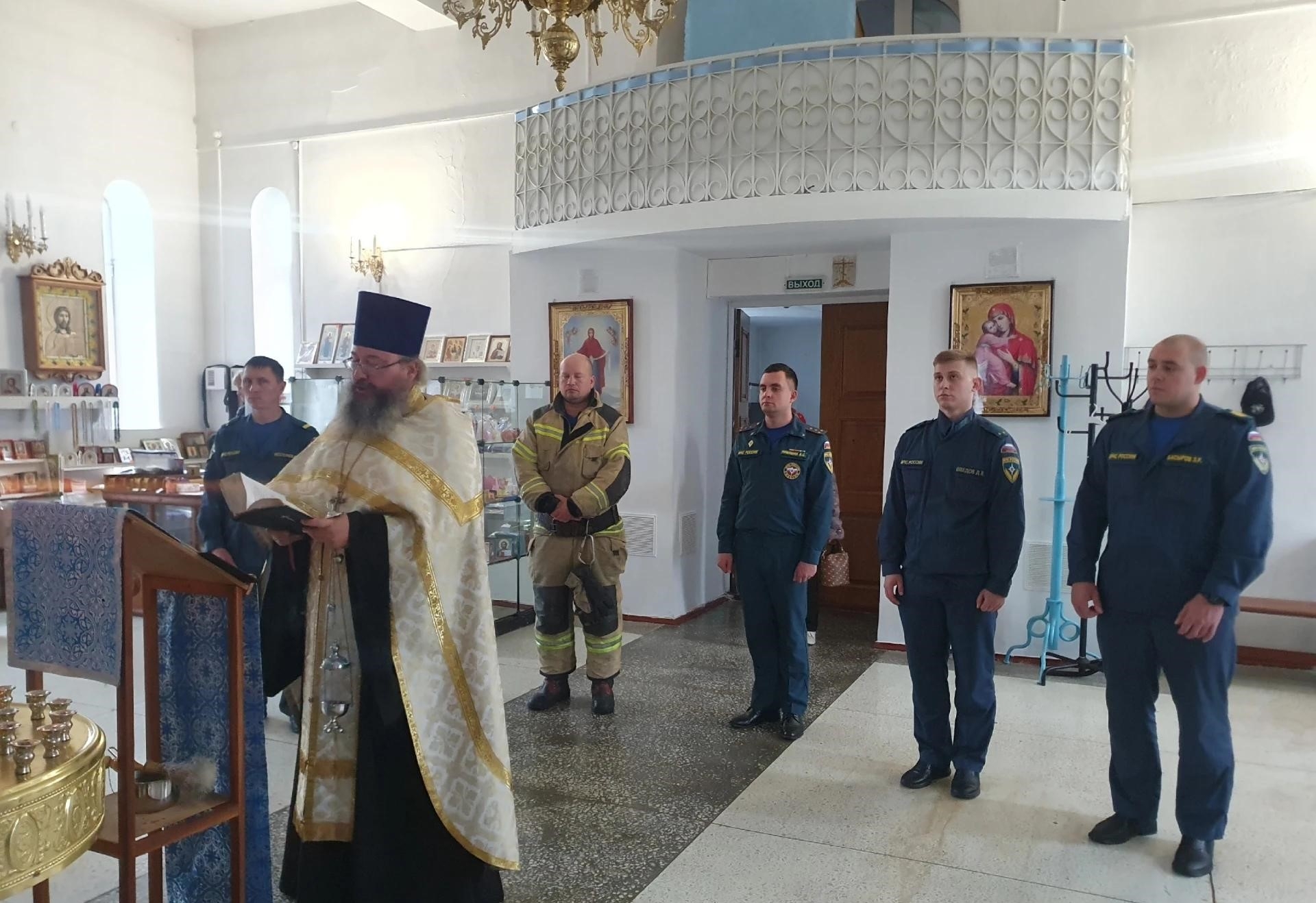 В КАЗАНСКОМ ХРАМЕ Г. АШИ СОСТОЯЛСЯ МОЛЕБЕН С УЧАСТИЕМ СОТРУДНИКОВ МЧС